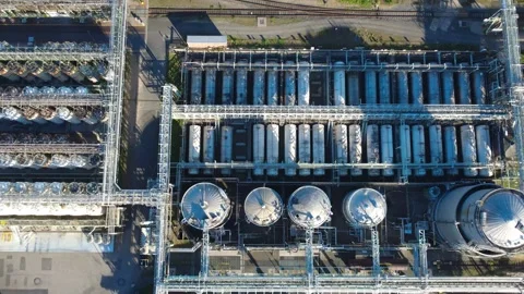 Top Down Drone Flight Over Industrial Process Tanks and Pipelines 스톡 동영상 346753778