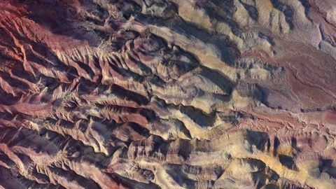 Top Down Drone Perspective of Colorful Geological Strata and Eroded Patterns in Vidéo 334155248