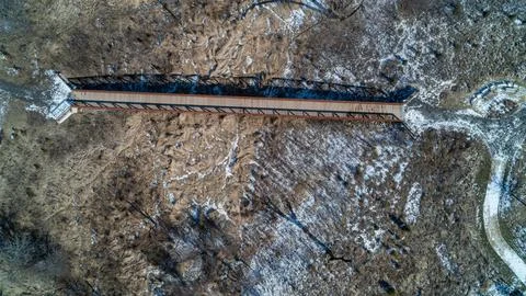 A top-down drone photo looking straight down at a long wooden pedestrian foot Foto stock