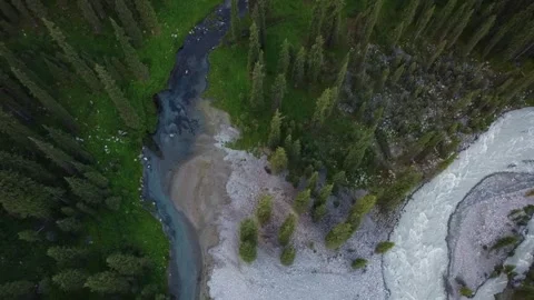 Top Down Drone Pull Away From River Confluence. Kyrgyzstan, Karakol Vidéo 332943432