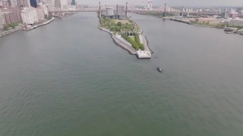 Top down drone pullback above Roosevelt Island and the East River Stock-Footage 333936312