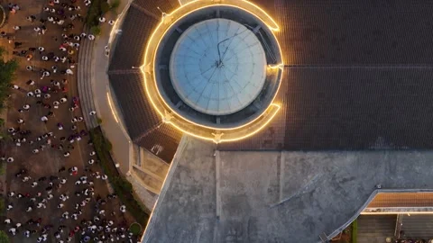 Top-down drone reveal of Stations of the Cross procession at Chinh Tam 動画素材 337032791