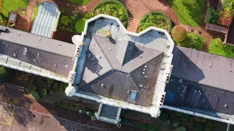 Top-Down Drone Rise and Rotation Over Etloe House Revealing Georgian Rooftop in Vídeo Stock 324891429
