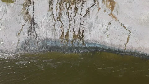 Top Down Drone Rise Revealing Retreating Shoreline at the Salton Sea Видео 332683113