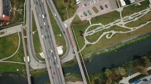 Top down drone rotation above city bridge Vidéo 325045981