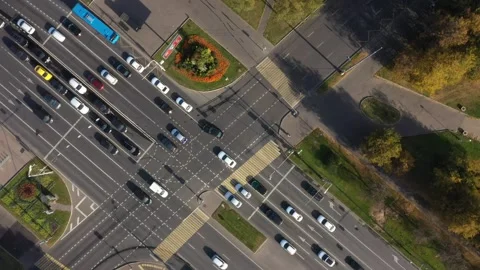 Top down drone rotation during slow descent Vidéo 324875982