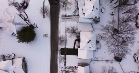 Top Down Drone Shot Above Suburban Neighborhood on Winter Day. Snow Vídeo Stock 300891633