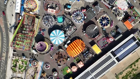 Top Down Drone Shot of Amusement Park with Rides Games and Crowds Vídeo Stock 336630389