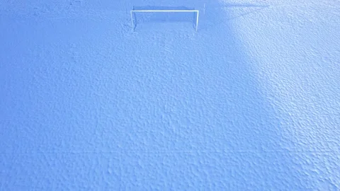 Top down drone shot of an empty football pitch in snow The Concept of Off S.. 库存影片 331925434