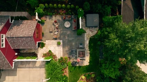 Top down drone shot of an exterior patio seating area on a summer day Vidéo 250502579