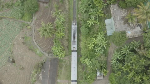 Top-Down Drone Shot Following the Train in Ella, Sri Lanka 스톡 동영상 292222409