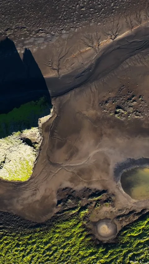 Top-down drone shot of an Iceland volcanic riverbed with braided mud lines Stock-Footage 330901899