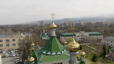 Top Down Drone Shot of Orthodox Church Golden Domes in Almaty Kazakhstan Stockbeeldmateriaal 319491658