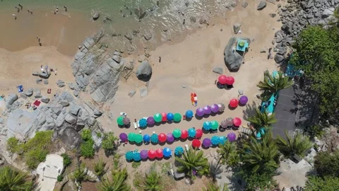 Top down drone shot over tropical palm trees and beach umbrellas Phuket Vídeos de archivo 332921311