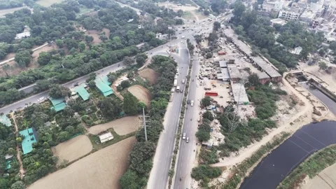 A top-down drone shot reveals intersecting roads, slow-moving traffic, and Vidéo 328400473