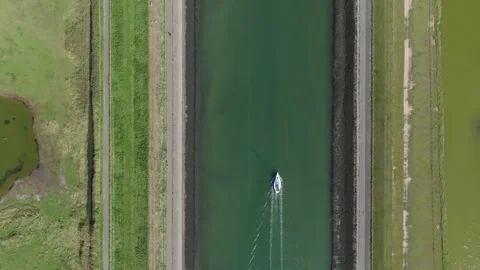 "Top-down drone shot of a sailboat in Zierikzee harbor channel to Oosterschelde Video stock 305470472