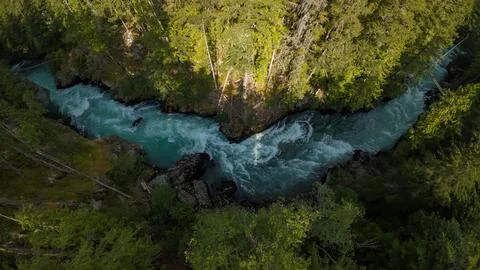Top down drone shot of turquoise river canyon rapids and a wooden footbridge Foto stock
