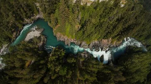 Top down drone shot of a turquoise river canyon and Cheakamus River Waterfall Stock-Fotos