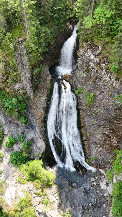 Top-Down Drone Shot of Water Rushing Over the Bride’s Veil Limestone Cliffs Vídeo Stock 314228977