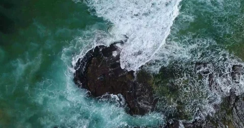 Top Down Drone Shot Waves Crushing against the rocks Video stock 115705146