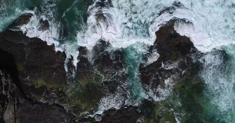 Top Down Drone Shot Waves Crushing against the rocks Video stock 115706144