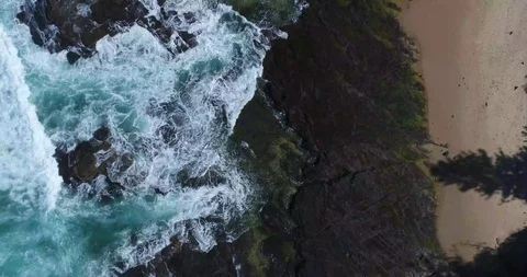 Top Down Drone Shot Waves Crushing against the rocks Video stock 115707075
