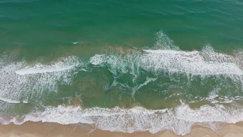 Top down drone shot of waves on sandy beach coastline Stock-Footage 332938610