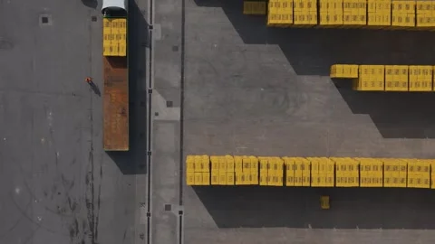 Top down drone slide above industrial loading yard with export construction Vidéo 336624884