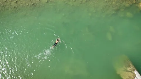 Top Down Drone View of Boy Swimming in Clear Mountain River Vidéo 320098548