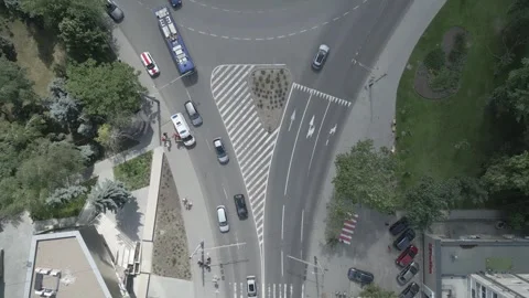 Top Down Drone View of Busy Urban Roundabout With Traffic 库存影片 341767498