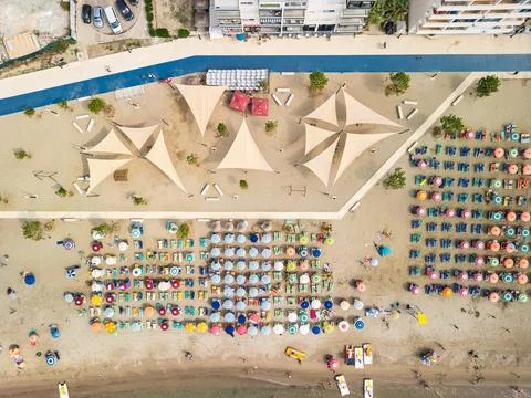 Top Down Drone View of Durres Beach Workout Park and Umbrellas Foto stock