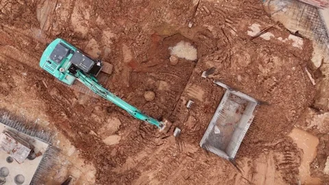 Top Down Drone View of Excavator Digging Foundation Pit Vídeos de archivo 337623129