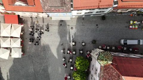 Top down drone view of Herrenstraße and Marktplatz cafes in Wangen Video stock 338374128