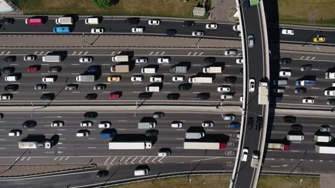 Top-down drone view of highway traffic under overpass Vidéo 321370689