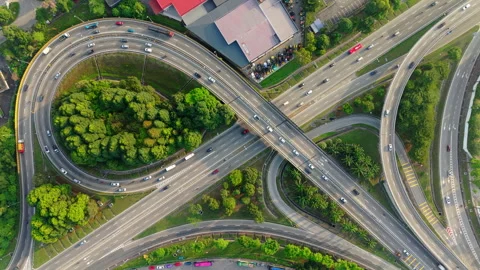 Top Down Drone View of Highway Interchange and Expressway Traffic Flow Vidéo 332203353