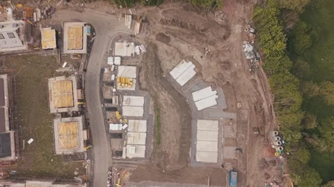 Top down drone view of housing construction site and new homes development in UK Vidéo 334690473