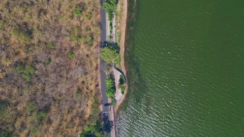 Top down drone view of lakeside road and shoreline in Bhopal Stockbeeldmateriaal 337005422