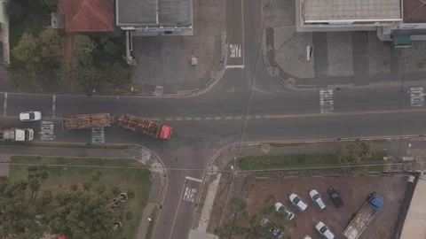 Top down drone view of logging truck turning at urban intersection Vídeos de archivo 335526608