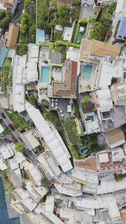 Top Down Drone View of Luxury Villas and Pools in Positano Vidéo 334682941