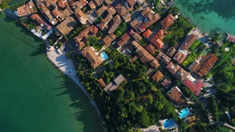 Top-Down Drone View of Luxury Waterfront Homes in Italy Vídeo Stock 339221581