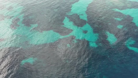 Top-Down Drone View of Multicolored Mediterranean Waters in Sardinia Vídeo Stock 332639089