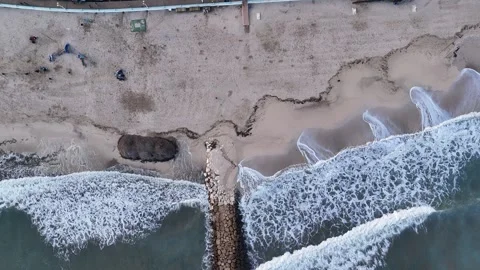 Top Down Drone View of Ocean Waves Breaking on Sandy Beach Vidéo 340337255