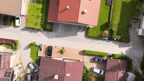 Top-Down Drone View Over Logatec City – Roads, Roofs, and Cars” Vidéo 308073015