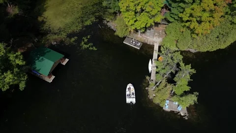 Top-Down Drone View of People at a Lake Dock in Quebec Vídeos de archivo 338324977