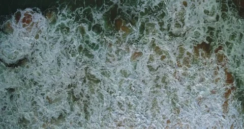 Top Down Drone View of Powerful Ocean Waves Crashing on Shore 스톡 동영상 330586966