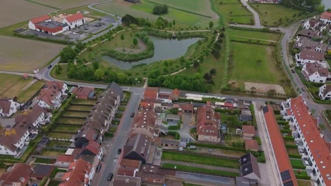 Top-Down Drone View of Residential Homes and Small Lake | FlyLens 4K Stockbeeldmateriaal 309206324