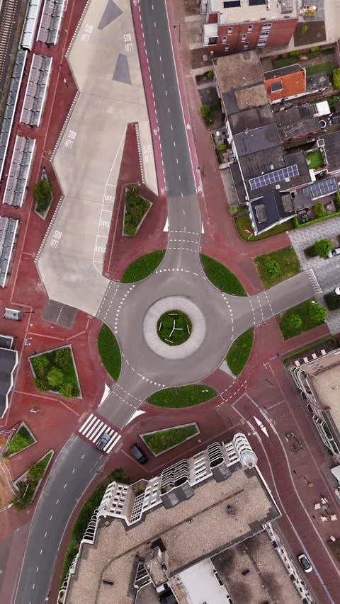 Top-Down Drone View Of Roundabout And Traffic Vidéo 335475939