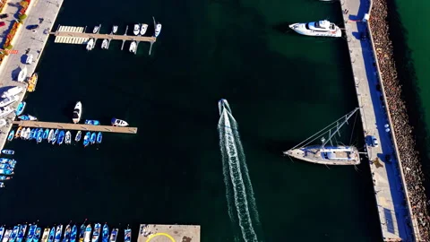 Top Down Drone View of Speedboat Leaving Harbor Wake Pattern 스톡 동영상 326136652