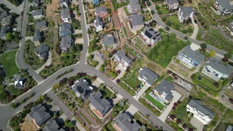 Top-Down Drone View of Suburban Neighborhood Streets 库存影片 348414515