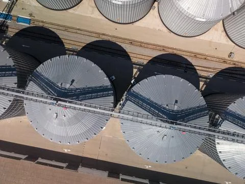 Top Down Drone View of Symmetric Industrial Grain Silos and Railway Tracks Fotos Stock